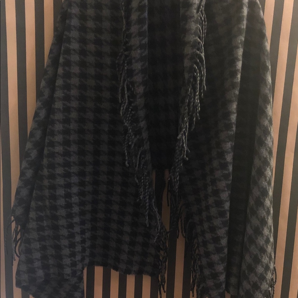 NWT Talbots houndstooth gray pashmina